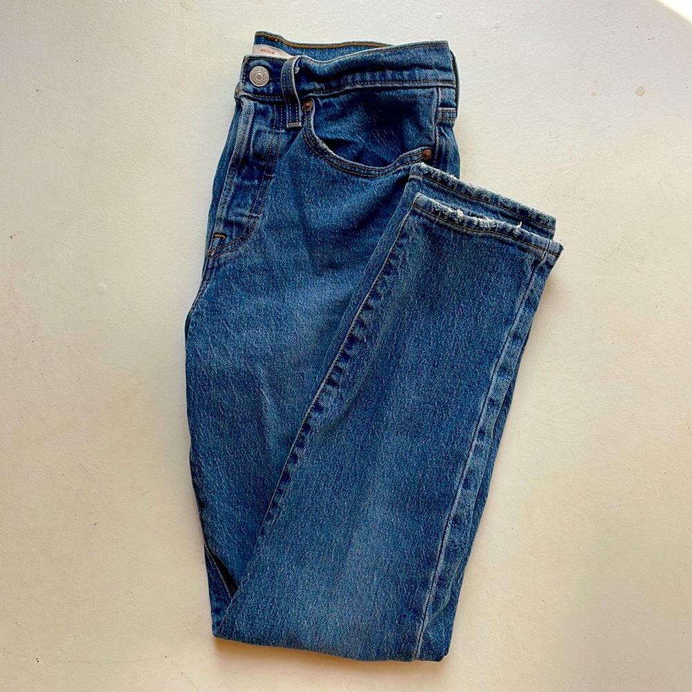 Levi’s Wedgie Straight. Size 27
